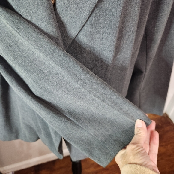 MAYDEAL Ashlley Stewart 16W Gray Blazer with Notched Lapels and Relaxed Fit - Picture 4 of 8